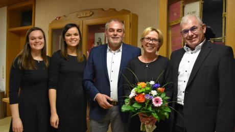 Hubert Eberle (rechts) gratuliert seinem Nachfolger Franz Moll. Mit dem neuen Bürgermeister freuen sich die Töchter Susann, Yvonne und Frau Margit. 