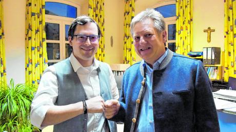 Gratulation mit der Faust: Roland Weiß beglückwünscht Josef Bickelbacher zur Wahl zum Bürgermeister in Fünfstetten.  	