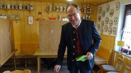 Alois Schiegg an der Wahlurne im Feuerwehrhaus Gansheim.