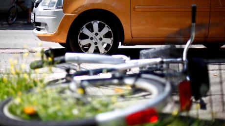Über eine Woche nach einem Zusammenstoß mit einem Auto bei Markt Indersdorf ist eine 63-jährige Radfahrerin an ihren schweren Verletzungen gestorben.