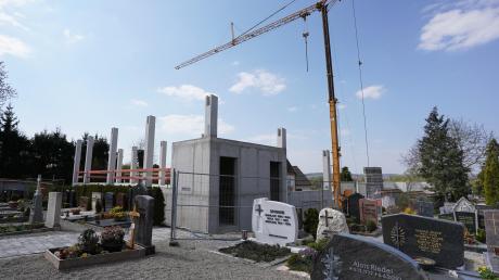 Am Friedhof in Donauwörth entsteht derzeit eine neue Betriebshalle für knapp eine Million Euro. Dort werden Toiletten für Besucher gebaut, die zudem barrierefrei sind. Nach Abbrucharbeiten im vergangenen Jahr, läuft die Baustelle. Fertig sein soll das neue Gebäude bis zum Ende des Jahres 2020. 