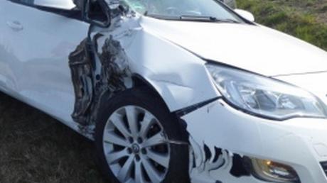 Dieses Auto erlitt bei einem Unfall mit einem Sattelzug nahe Niederschönenfeld Totalschaden.