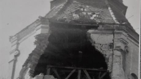 Ein großes Loch klaffte 1945 im Turm der Kirche in Buchdorf. Weil sich SS-Einheiten im Dorf eingenistet hatten, beschoss die US-Armee den Ort.  	