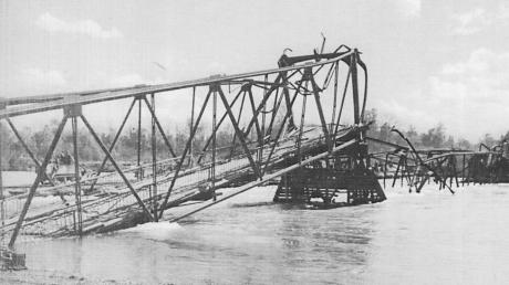 Die am 25. April 1945 von deutschen Soldaten gesprengte Marxheimer Donaubrücke. Bei der Sprengung kamen zwei Soldaten ums Leben. 	 