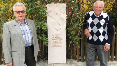 Alois Müller (rechts) und Josef Schäfstoß am Gedenkstein, den Josef Schäfstoß zur Erinnerung an seine getötete Familie vor zehn Jahren an seinem Grundstück errichten ließ.  	
