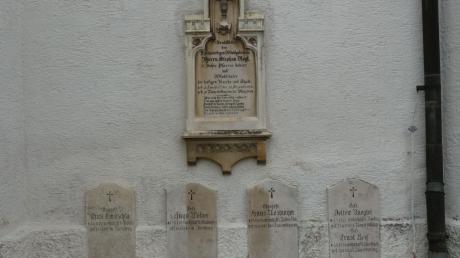 Die Gemeinde Bayerdilling hat auch den auswärts wohnenden gefallenen Soldaten ein Denkmal an der Außenwand der Pfarrkirche gesetzt. Während drei Männer einer hier stationierten Katastropheneinheit bei Einsätzen nach Luftangriffen starben, kostete sinnloser Widerstand dem 18-jährigen Ernst Reif und dem 17-jährigen Detlev Naegler am 27. April 1945 das Leben.