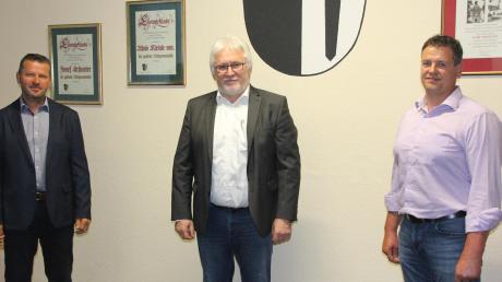 Der neue Ottinger Bürgermeister Wolfgang Lechner (Mitte) mit seinen Stellvertretern Herbert Löfflad (links) und Alois Kleinle (Dritter Bürgermeister). 