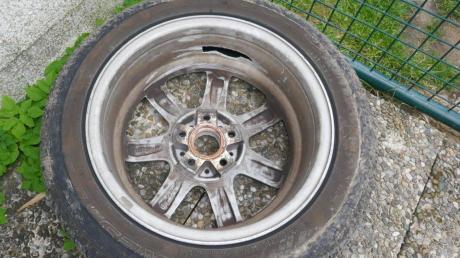 Dieses Rad hat sich am 14. Juni während der Fahrt vom Auto eines Buchdorfers gelöst. Zuvor hatte ein Unbekannter die Schrauben gelöst.
