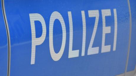 Die Polizei sucht nach drei jungen Männern, die in Niederschönenfeld negativ auffielen.
