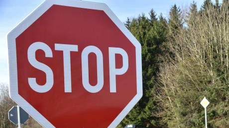 In Neuburg hat sich ein Autoanhänger selbstständig gemacht und ein Stopp-Schild umgerissen.