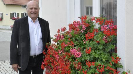 100 Tage im Amt: Genderkingens neuer Bürgermeister Leonhard Schwab am Rathaus. 	 	

