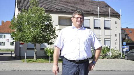 Bürgermeister Josef Schmidberger vor dem Rathaus der Gemeinde Holzheim im Donau-Ries-Kreis. Der 52-Jährige blickt auf seine ersten knapp 100 Tage in seinem Amt mit Freude zurück. „Relativ leichtgefallen“ sei ihm der Amtsantritt. 	