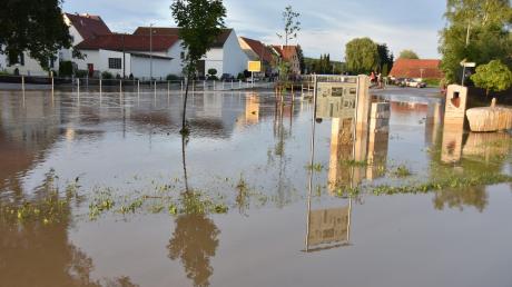 Das Zentrum von Daiting war am 19. Juni nach einem Starkregen komplett überschwemmt, da die Ussel über die Ufer trat. Der Gemeinderat will nun Maßnahmen ergreifen, aber auf eine große Studie verzichten.  	
