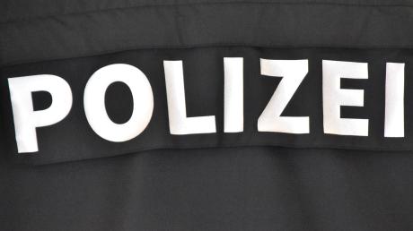 Die Polizei in Gersthofen sucht zwei Unfallversursacher, die in Neusäß zwei Autos beschädigt haben.