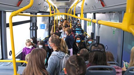 Beim Schulbusverkehr werden in der Regel viele Kinder gleichzeitig befördert. Es gibt aber auch Fahrten zu speziellen Bildungseinrichtungen für einen einzigen Schüler. 