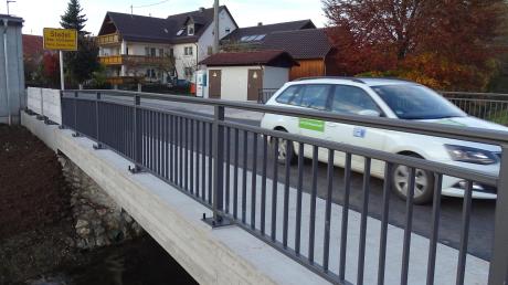 Der Verkehr rollt bereits über die neue Brücke in Holzheim.