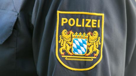 Die Polizei berichtet von herausgerissenen Holzpfählen in Westendorf.