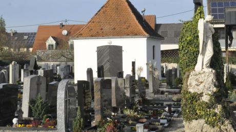 Im Oberndorfer Friedhof sollen künftig auch Urnenbestattungen möglich sein. Erste Pläne wurden nun im Gemeinderat vorgestellt.
