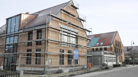 Bis zum Frühjahr soll das neue Rathaus in Buchdorf (vorne) bezugsfertig sein. Bis Ende 2021 könnte dann das Bankgebäude (Mitte) abgerissen werden. Das Geldinstitut zieht womöglich in das Geschäftshaus I (im Hintergrund). Dazwischen entsteht laut Plan ein Dorfplatz. 	 	