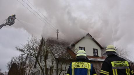 Eine gewaltige, weithin sichtbare Rauchwolke stand am Dienstagnachmittag über dem Wohnhaus, das in Auchsesheim in Brand geraten war. Die Feuerwehr versuchte von innen (Trupps mit schwerem Atemschutz) und von außen (mit zwei Drehleitern), die Flammen zu löschen.  	