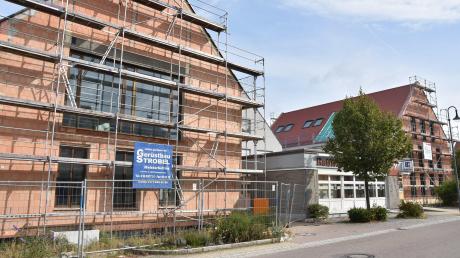 Das neue Gemeindezentrum in Buchdorf. Vorne das neue Rathaus, hinten das Geschäftshaus I.