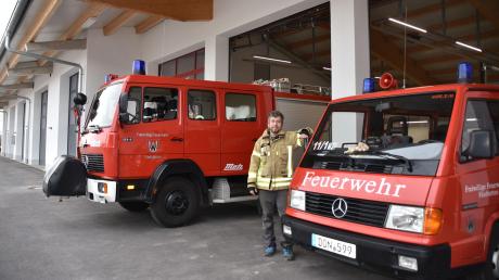 Freut sich mit seinen Kameraden auf die neuen Räumlichkeiten: Der Fünfstettener Feuerwehrkommandant Bernd Dunzinger, Im Hintergrund ist der Bereich des gemeindlichen Bauhofs zu sehen. 