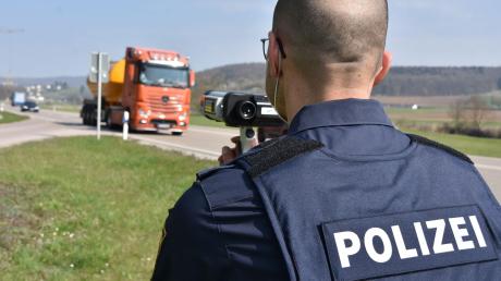 Neun Lastwagenfahrer waren auf der B300 bei Schrobenhausen zu schnell unterwegs. Die Polizei hat angekündigt, weitere Geschwindigkeitskontrollen durchzuführen.	