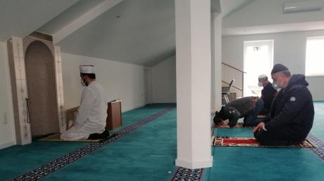 Imam Hasan Mutlu (links) kniet vor seiner Gebetsnische in der Bäumenheimer Moschee. Mehrmals täglich beten die Gläubigen im Ramadan – doch während der Pandemie in viel kleinerer Runde als bisher.  	