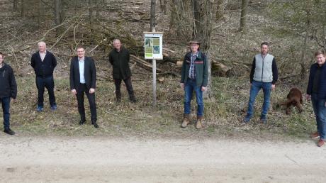 Übergabe einer Informationstafel zum Thema Totholz: Münsters Bürgermeister Jürgen Raab und Forstdirektor Peter Birkholz mit Förster und Gemeinderäten.	