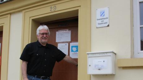Wolfgang Lechner – hier am Eingang zum Rathaus – ist seit einem Jahr mit vollem Einsatz Bürgermeister der Gemeinde Otting.