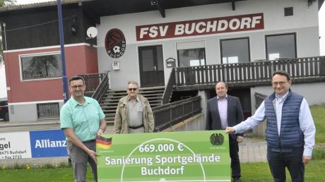 Eine frohe Botschaft überbrachte Bundestagsabgeordneter Ulrich Lange (rechts) in Buchdorf. Darüber freuen sich (von links) Martin Grebel, Zweiter Bürgermeister Xaver Bosch und Bürgermeister Walter Grob.  	