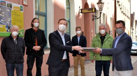 Initatoren des Bürgerbegehrens für eine Sanierung statt Abriss des Tanzhauses in Donauwörth übergeben die gesammelten Unterschriften an OB Jürgen Sorré rechts.