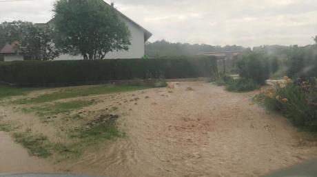 Starkregen sorgte am Samstag in Huisheim für reißende Fluten, hier an der Bühler Straße. Das Wasser drang in eine ganze Reihe von Häusern ein – auf Wegen, die niemand für möglich gehalten hatte.  	