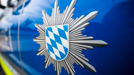 Nach einem Unfall in Gessertshausen sind ein Holzmast und ein Verkehrszeichen beschädigt. 