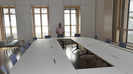 Voraussichtlich Anfang September wird das neue Rathaus in Buchdorf in Dienst gestellt. Der Sitzungssaal ist bereits eingerichtet. In diesem ist Bürgermeister Walter Grob zu sehen.  	