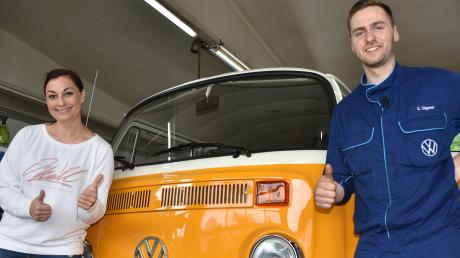 TV-Moderatorin Lina van de Mars war in Fünfstetten zu Gast bei Klaus Dippner. Der hat einen VW-Bus restauriert.  	