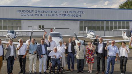 Zahlreiche Ehrengäste und Festredner erwiesen dem Unternehmer und Förderer Rudolf Grenzebach (Mitte) die Ehre und wohnten jetzt der Namensgebung des Genderkinger Flugplatzes bei. 	 	