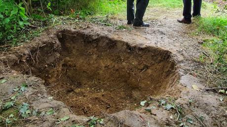 In diesem Loch in einem Gehölz nahe Holzkirchen bei Ehekirchen wurde die Leiche einer 34-jährigen Frau vergraben und Donnerstag gefunden. Nun hat der Fall eine Integrationsdebatte ausgelöst.