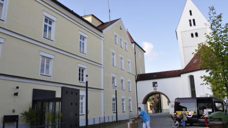 Zur Stiftung St. Johannes gehören neben dem zentralen Verwaltungsbau zahlreiche weitere größere Gebäude auf dem weitläufigen Areal in Schweinspoint – und darüber hinaus weitere Einrichtungen im Landkreis Donau-Ries. 	