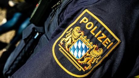 Die Polizei sucht nach dem Fahrer eines Sattelschleppers, der ein Auto am Freitag in Monheim angefahren hat. 