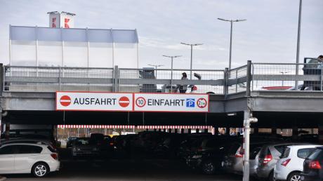 Der Parkplatz am Kaufland in Donauwörth ist ein beliebter Treffpunkt, unter anderem für Besitzer von getunten Autos. 