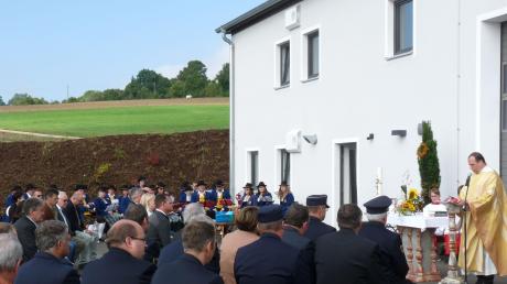 Pater Andreas Fritsch leitete den Festgottesdienst am neuen Feuerwehrgerätehaus und Dorfgemeinschaftshaus.