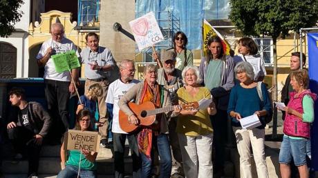 Auf dem Marktplatz in Wemding demonstrierten Bürger für einen besseren Klimaschutz.