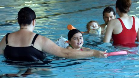 In Bäumenheim lernen Eltern, ihren Kinder das Schwimmen beizubringen. Leni aus Rain (Mitte) ist mit Spaß dabei.  	
