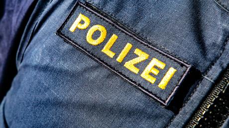 Ein Unbekannter hat ein Kinderfahrrad gegen eine Scheibe der Neuburger Ostendschule geworfen.