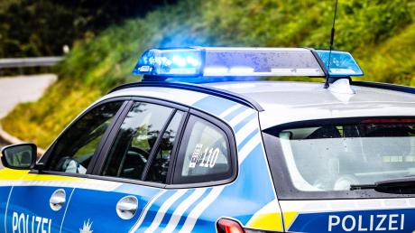 Die Polizei musste am Samstag zu einem Unfall in Holzheim. Dabei war eine Frau aus Dillingen leicht verletzt worden. 