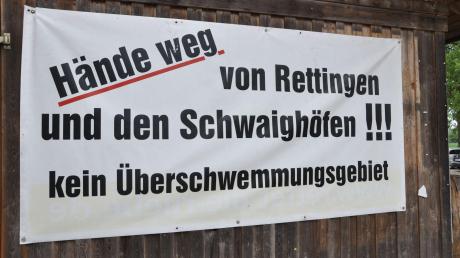 Mit Protestplakaten wie diesem wehren sich die Bewohner von Rettingen und den umliegenden Schwaighöfen schon lange gegen die Festsetzung eines Überschwemmungsgebiets. Dieses Bild stammt aus dem Jahr 2011. 