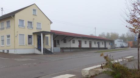 Um für das neue „Haus der Gemeinde“ Platz zu machen, werden die Gebäude auf dem Raiffeisenareal in Holzheim abgerissen. Das war nun auch nochmals Thema in der Gemeinderatssitzung. 	 	