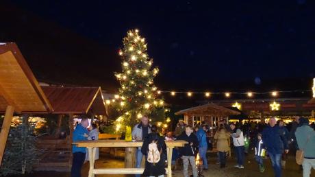 Glühwein, Punsch und Lichterzauber laden zur "Bäuerlichen Weihnacht" auf dem Hofgut Bäldleschwaige ein.
