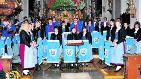 Zu seinem Weihnachtskonzert lud der Musikverein Frohsinn Buchdorf in die Pfarrkirche ein. Fotos (2): privat 